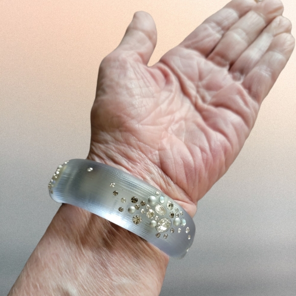 ALEXIS BITTAR | SWAROVSKI CRYSTAL LUMINOUS GRAY MAGNETIC LUCITE BRACELET - Picture 7 of 12